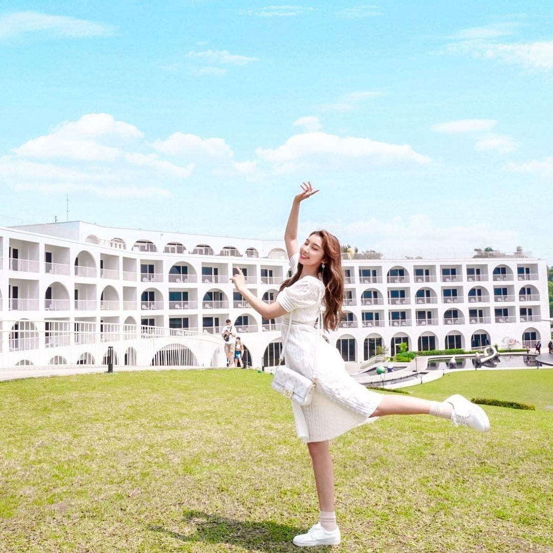 水藍的天空映著綠地，盡情的在這片草原上跳舞吧 