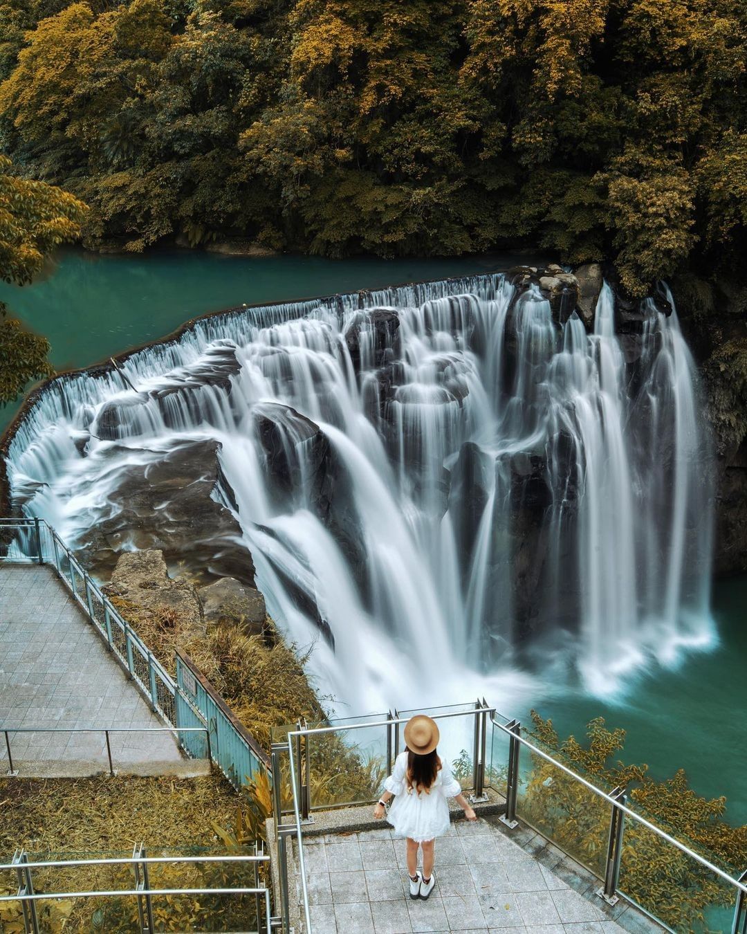 如同白色綢緞的瀑布，傾瀉而下墜入深潭，濺出的白色水花，為山林間添了幾分靈氣 