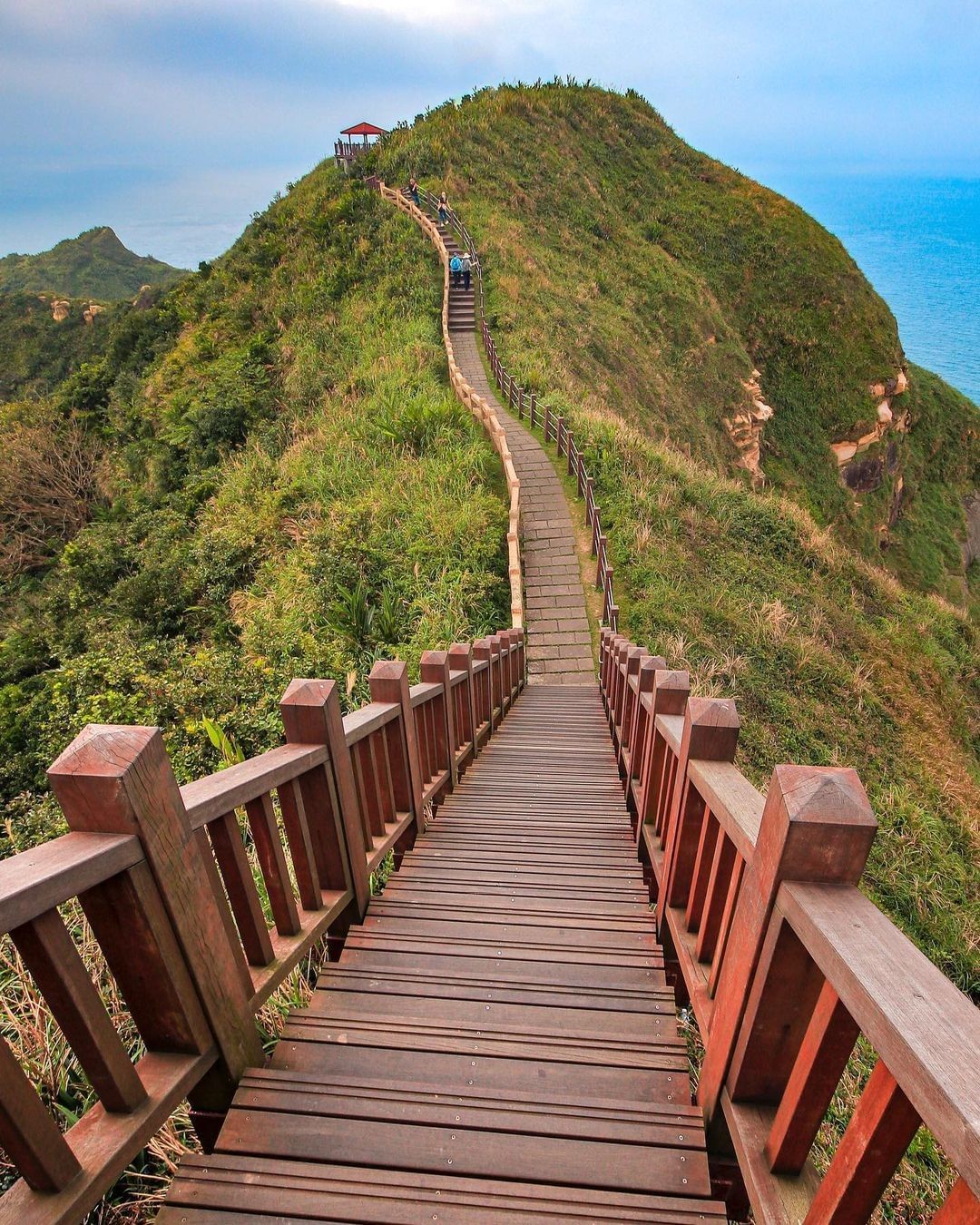 生活這條路上，偶有幾處蜿蜒曲折的路，但放慢腳步仔細觀賞，會發現沿途中有許多美麗的風景。