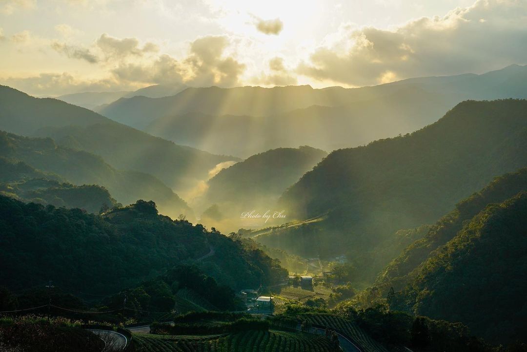 曙光灑下，照亮了彼此的心