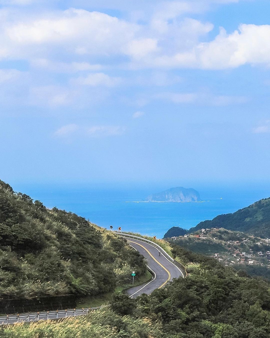 在寂寞公路的另一端，少了些寂寞，多了些陪伴，是山與海的陪伴。