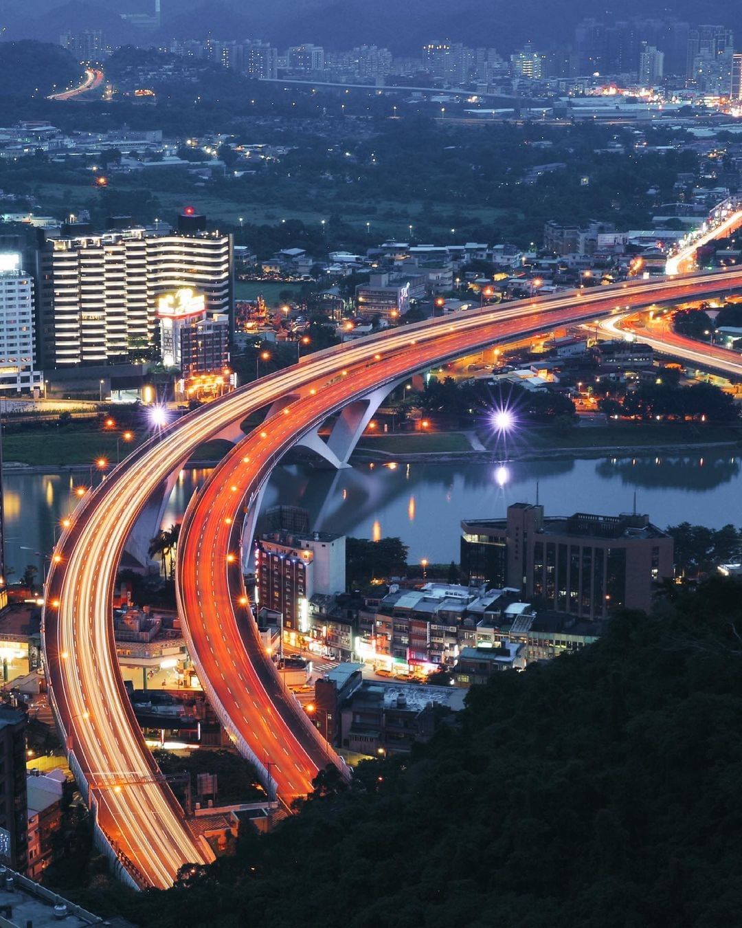 繁華的城市，即使到了夜間還有無數顆夜光燈點綴，可說是越夜越美麗。尤其在這段防疫的期間，每戶點亮的家都是一顆守護台灣的心，讓我們一起 #好好在家。