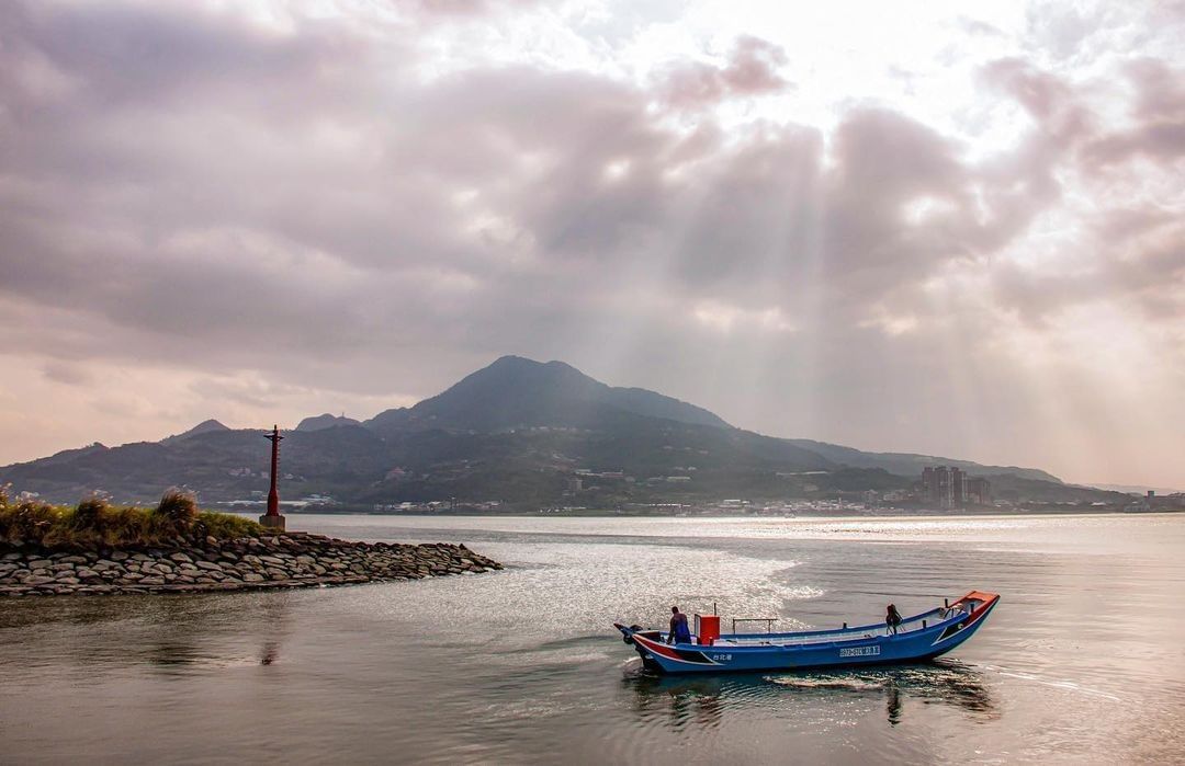 太陽總會撥開那厚厚的雲層，露出溫暖的光 