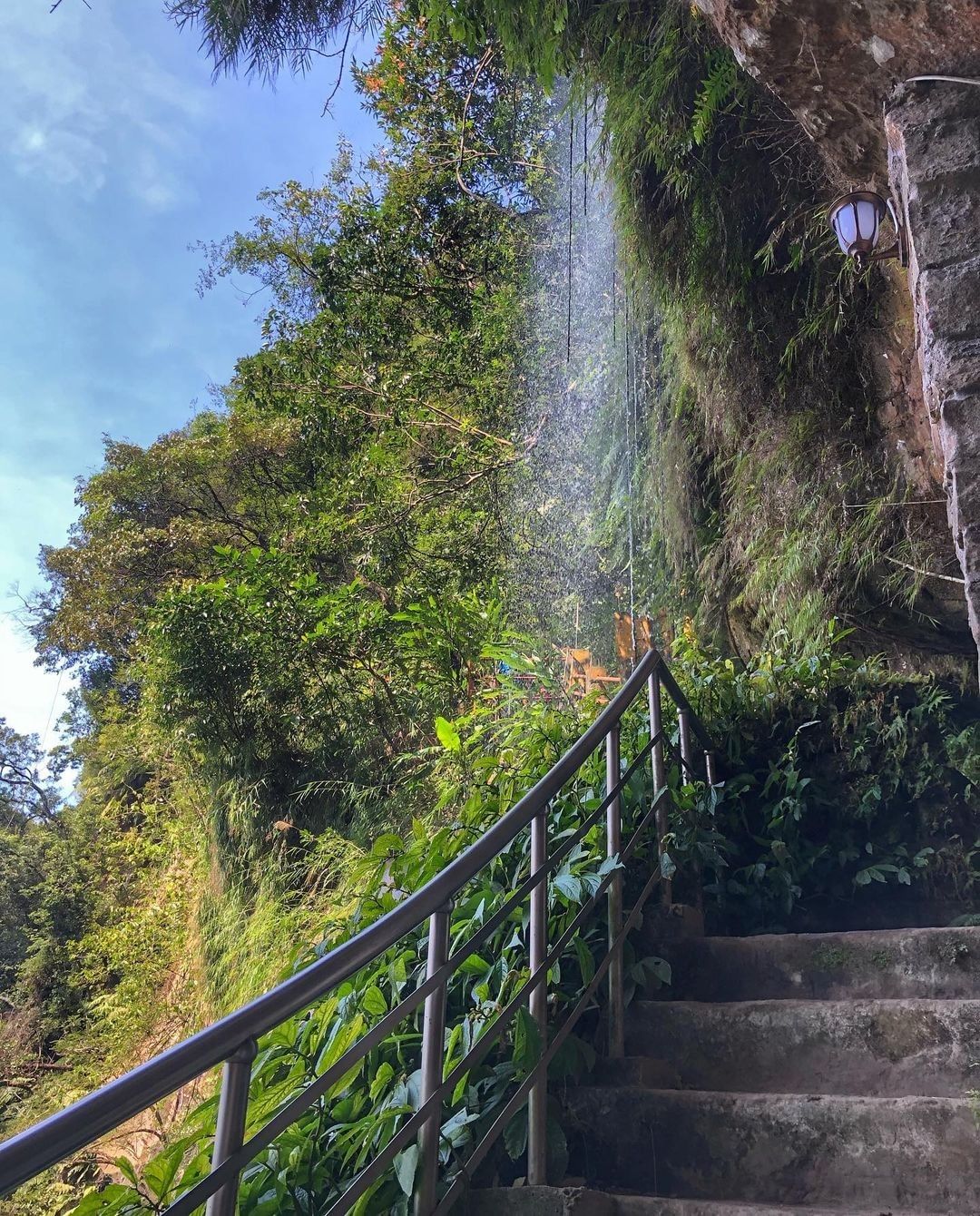 流過山壁墜落而下的瀑布，濺起的水霧，給炎熱的夏天帶來了一絲涼意。