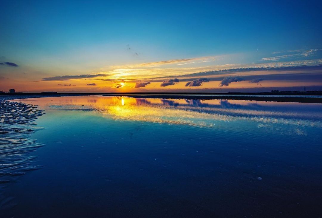 金燦燦的夕陽照，蔚藍的海洋，美麗的風景是自然贈與人類的無價之寶。