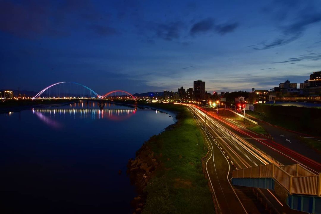 城市夜晚的美景，照亮了彼此的心，儘管不在身邊，依然在心裡。