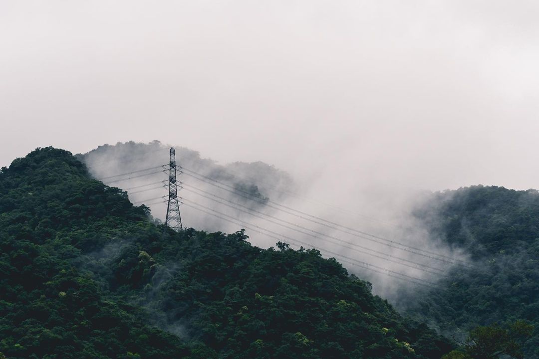 薄霧籠罩，為這群山增加了無窮的魅力