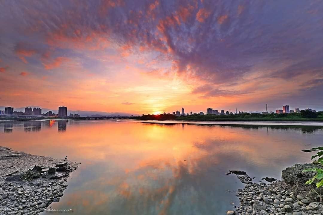 日出時分，河面如同一面鏡子，連接了天與地。