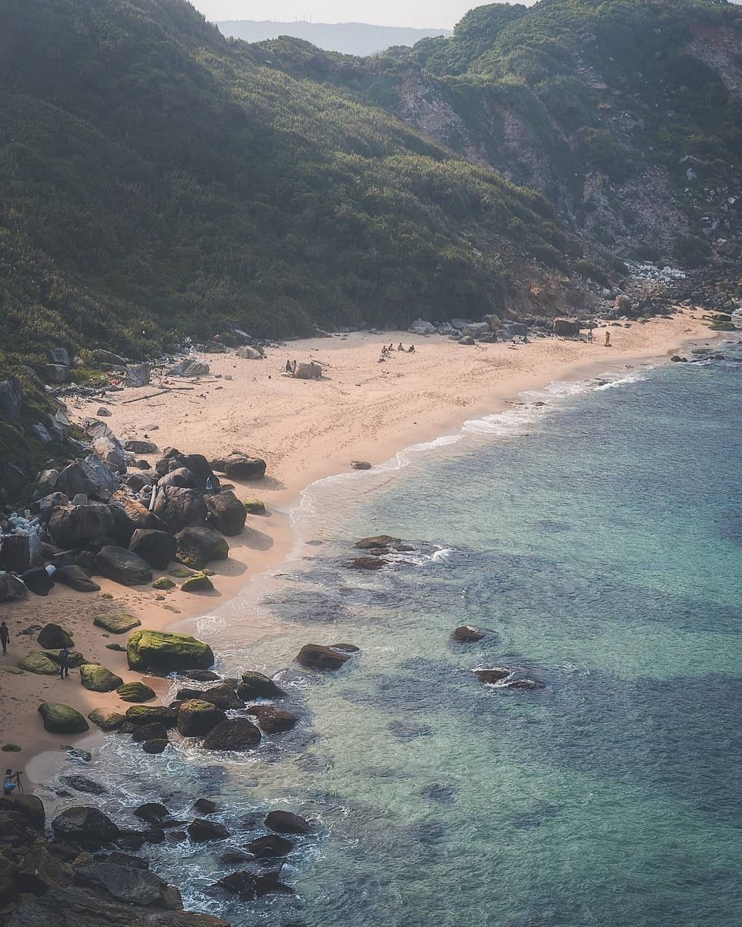 千變萬化的岩石，豐富了這片海岸，後有高聳的山，前有遼闊的海景，一切都美得令人屏息。