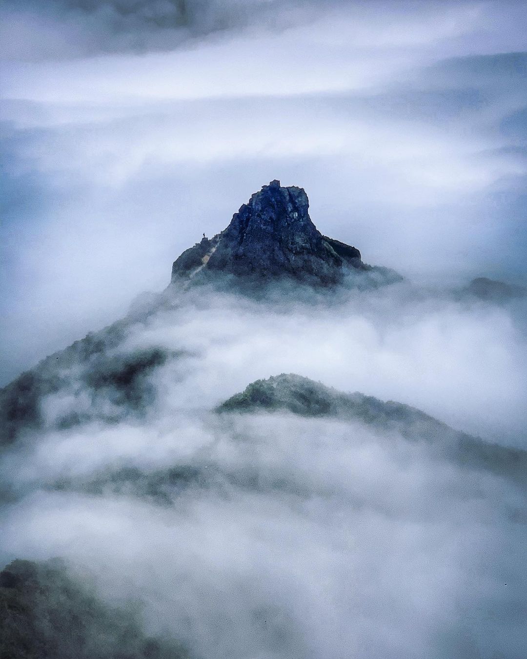 雲霧繚繞的山頭，好似乘著悟空的觔斗雲，翱翔於空中 