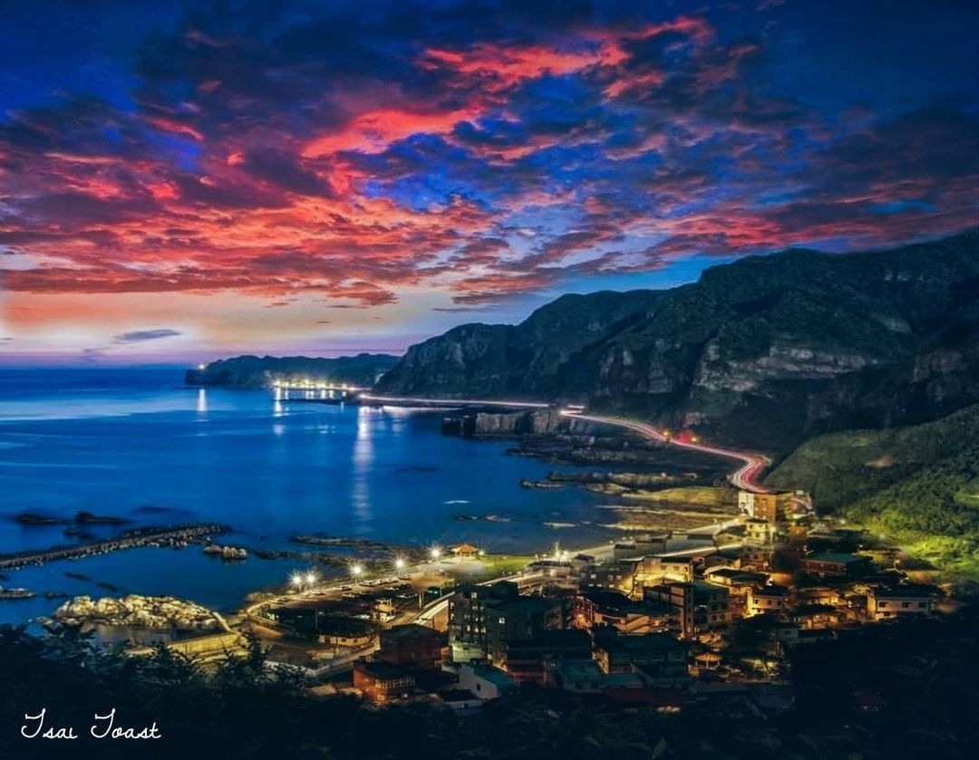 随着太阳的东升起与西下，在山头、海面上的朵朵白云被染成了鲜艳的火红色，看起来既壮观又艳丽