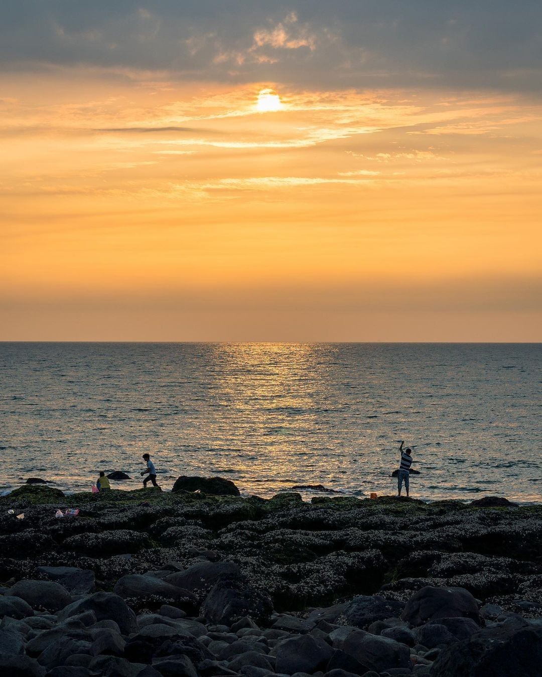 夕陽將天空染成漸層的暖橘色，平靜的海面安撫了浮躁不安的情緒。