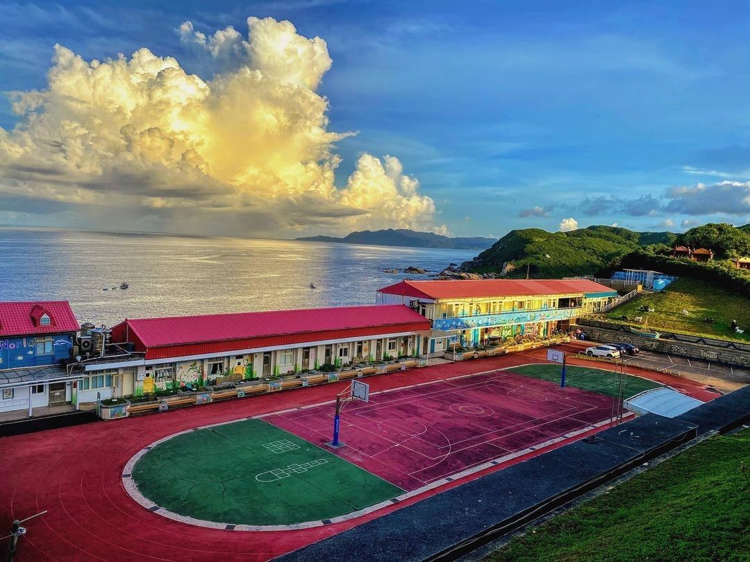 與山海為鄰，這裡彷彿是從童話裡走出來的國小