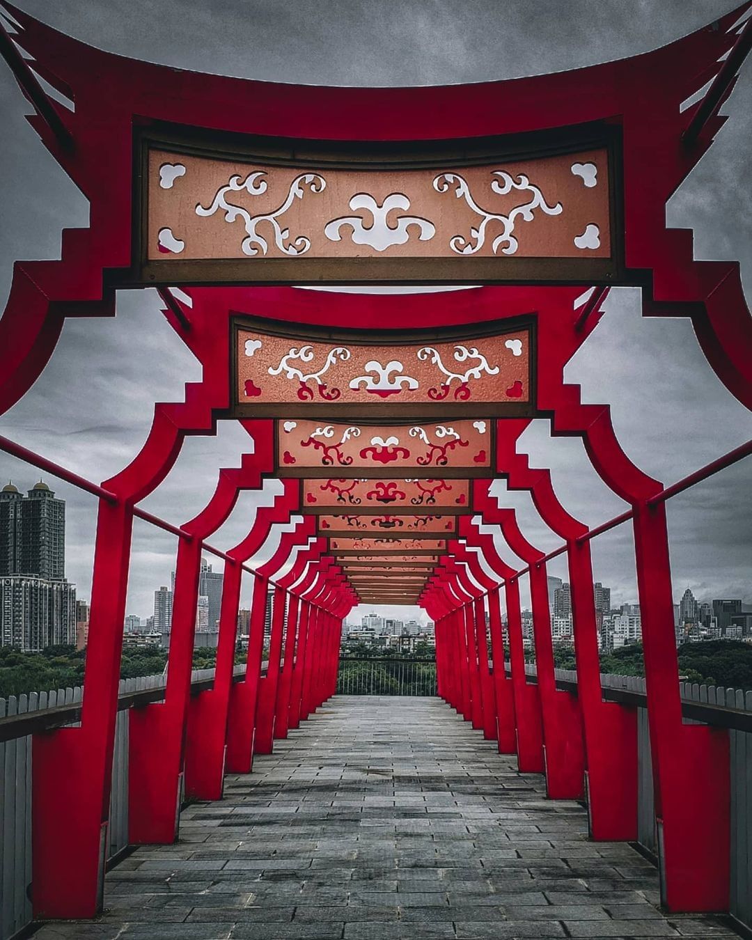 在古色古香的文昌祠，旁边的天桥有如日本鸟居，在台湾也有异国风情。