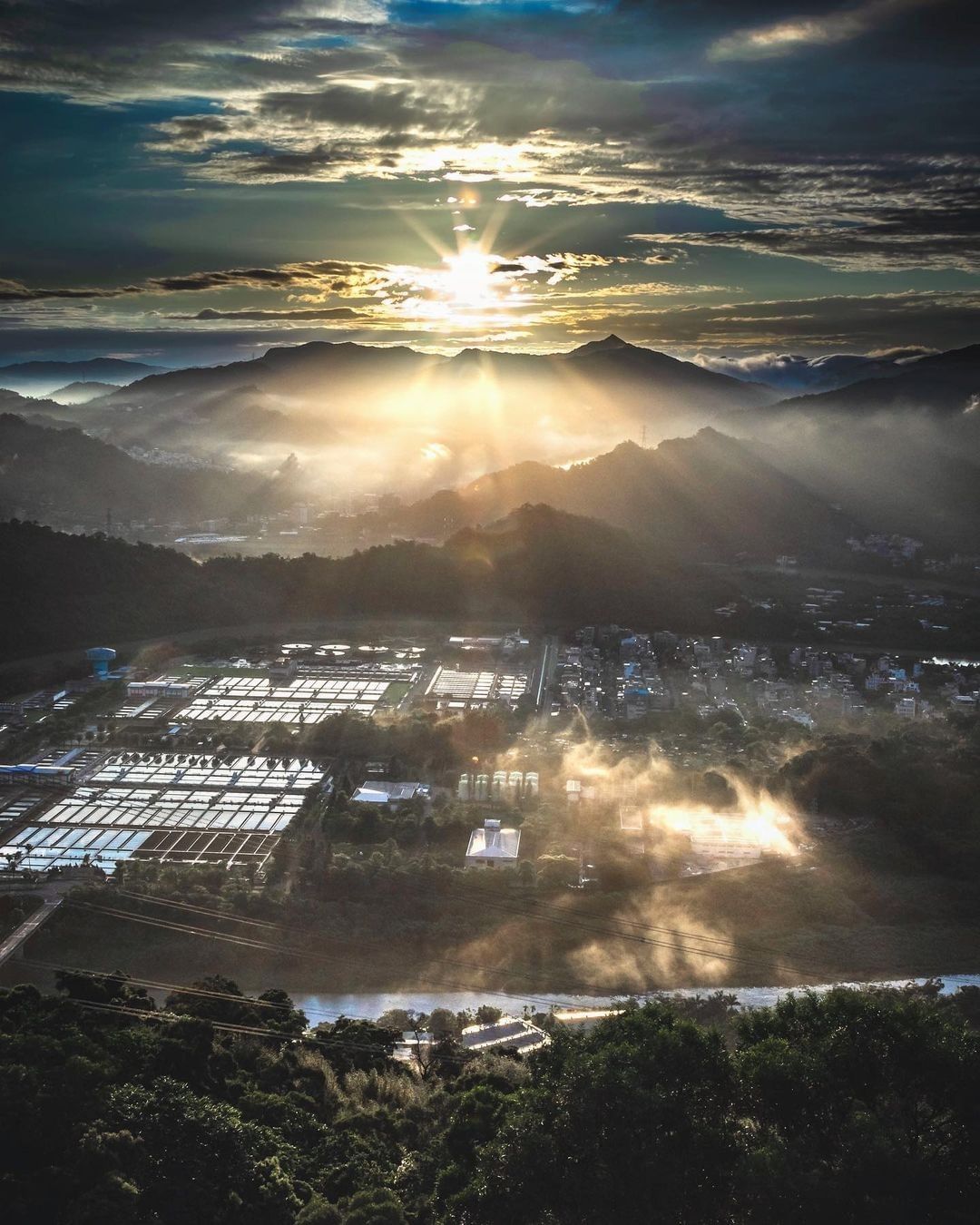 日出照亮了大地，感覺一切充滿了希望。感謝這時間辛苦的工作人員們，也感謝大家一起做好防疫，我們繼續加油 (ง๑ •̀_•́)ง