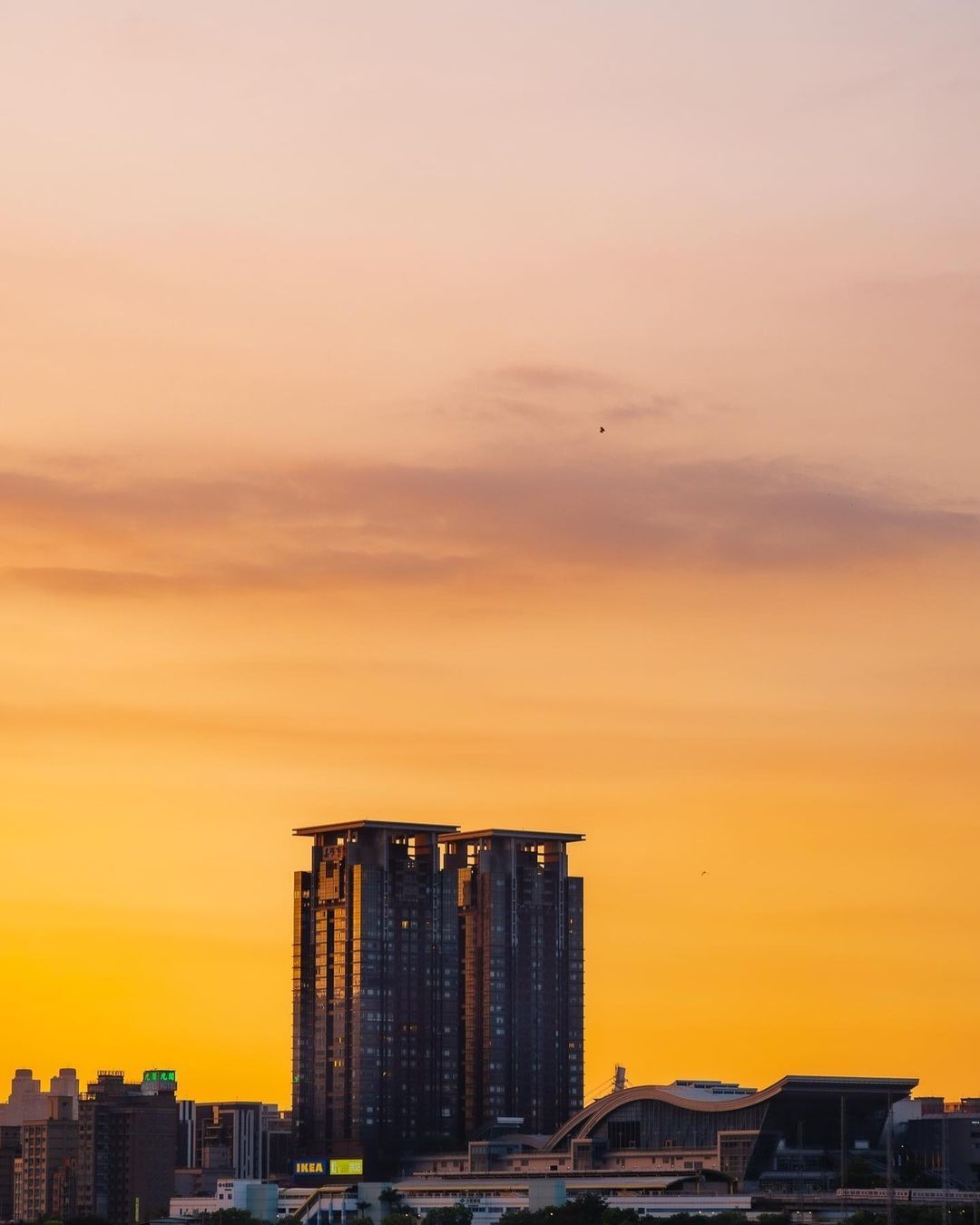繁華的城市，忙碌的一天，在下班時刻有夕陽相伴，回到溫暖的家