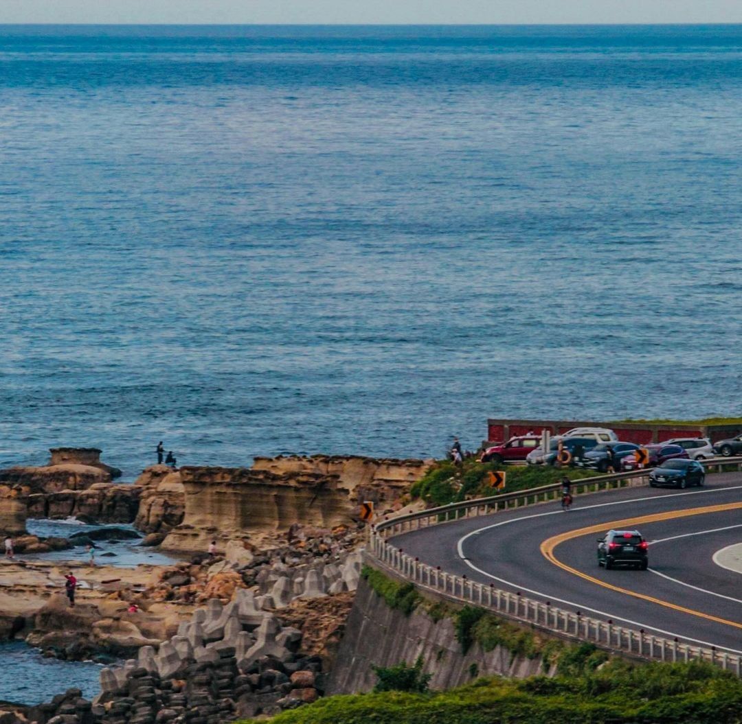 在公路上也能看到遼闊的海景，平靜的海面，撫平了內心的焦慮不安。