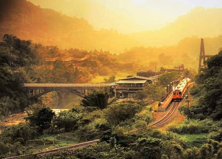 黃昏時刻，將靜謐的車站染成橘黃色的，彷彿進入了懷舊電影場景裡面