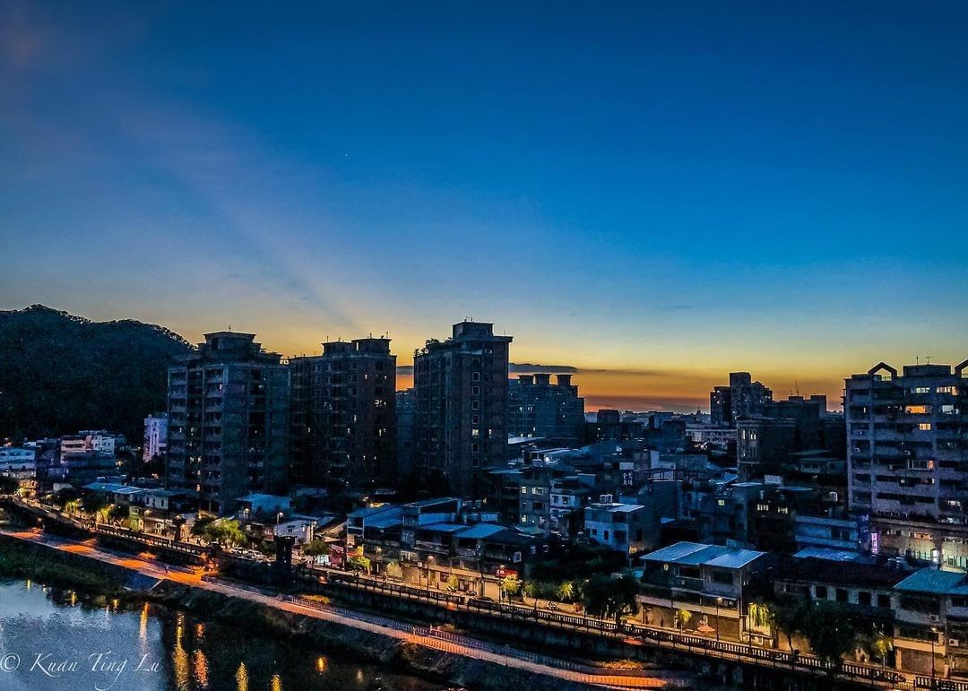 夕陽西下，寧靜沈穩的天已拉開夜的序幕