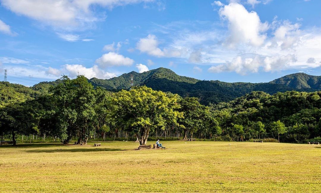 週一不 blue，看到這一片藍天綠地的美景，就充滿了動力，明天也繼續加油