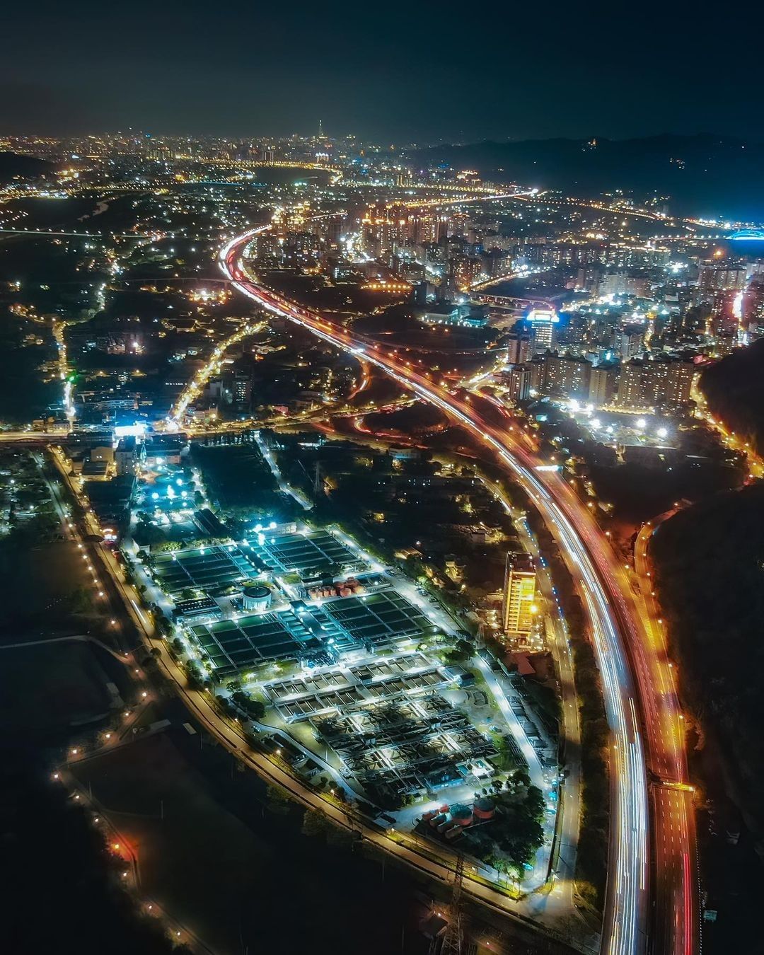 少了白日的喧囂，多了夜晚的寧靜，無數的燈光如點點繁星，豐富了城市的夜。