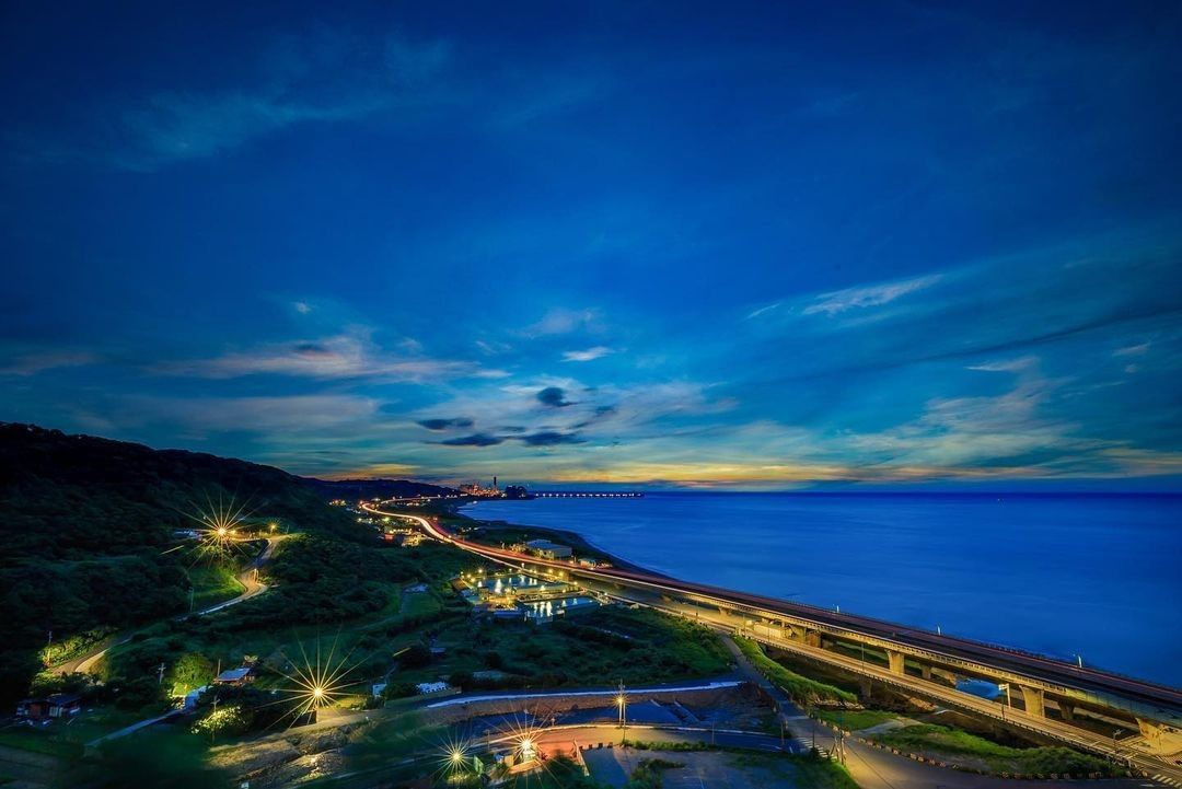 暮色四合，湛藍的海與天，將大地渲染成藍色的，寧靜的夜即將到來。