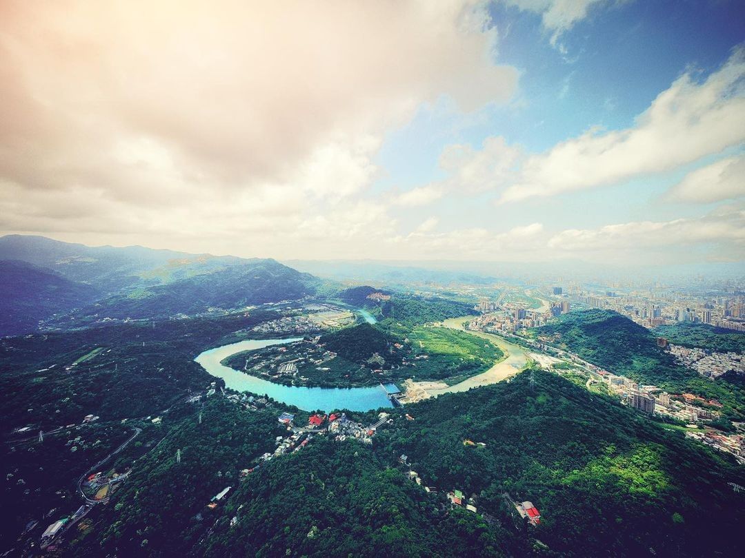 層層山巒圍繞，碧藍的水清澈如鏡，能欣賞秀麗的山水美景，真是一大享受呢！
