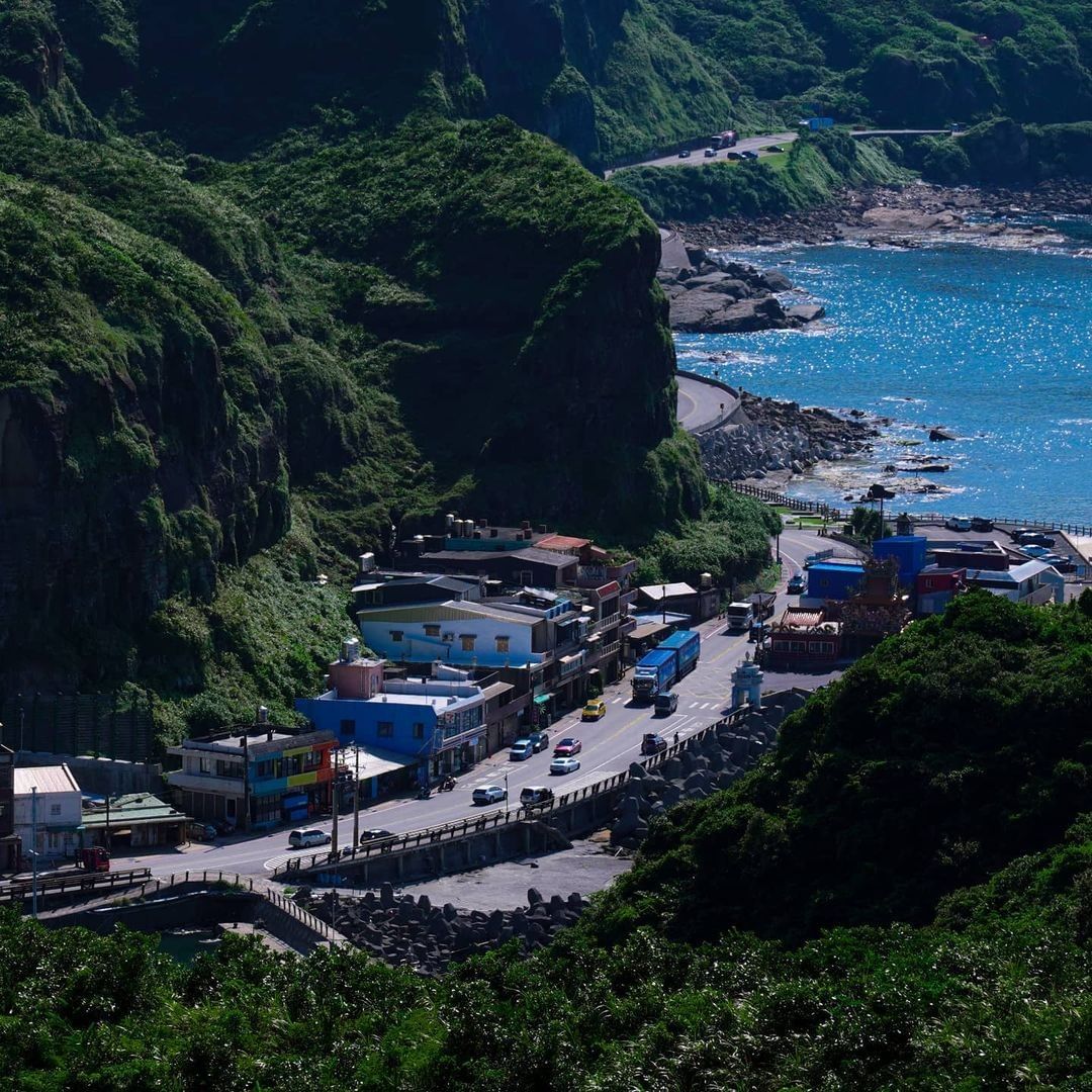 陽光灑落，清澈的海如同鑽石般閃閃發光，能行駛在這條風景優美的道路上，是一種幸福 