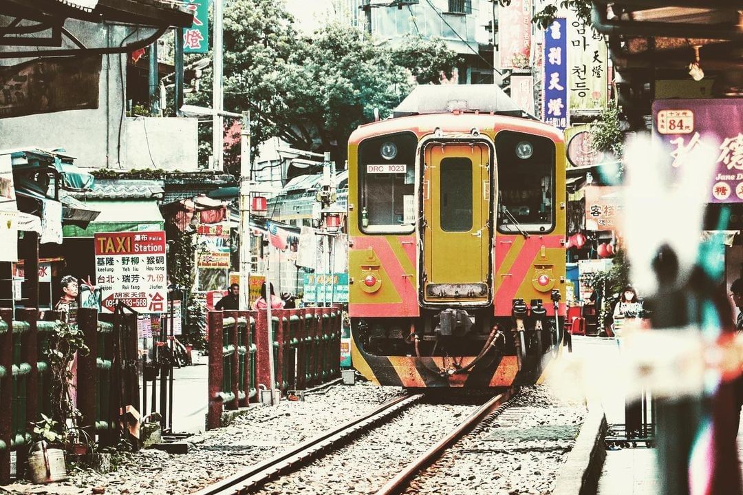 小鎮總給人一種靜謐之美，火車緩緩進站，也成為一種美麗的景象