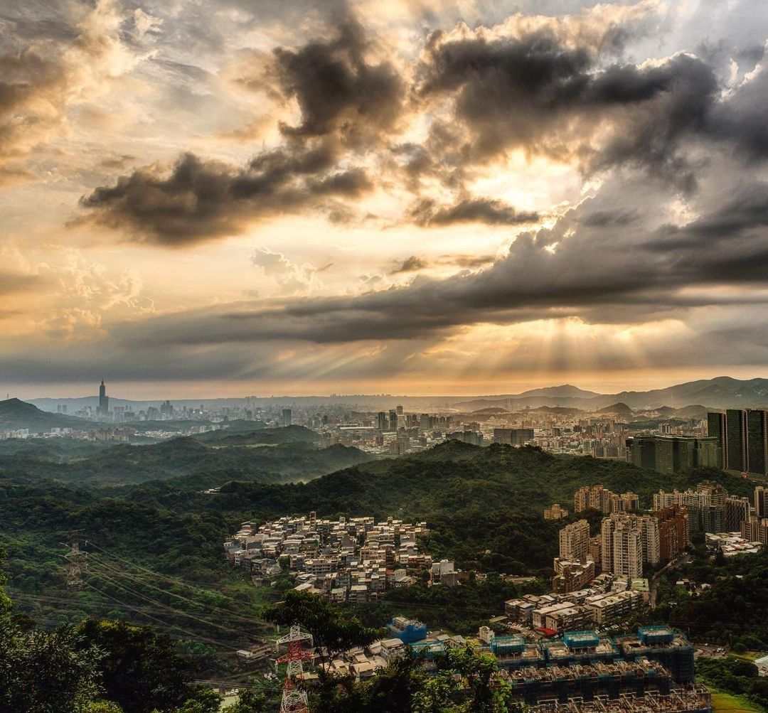 雨過天晴，經歷過大雨洗滌的大地，顯得更加風光明媚。