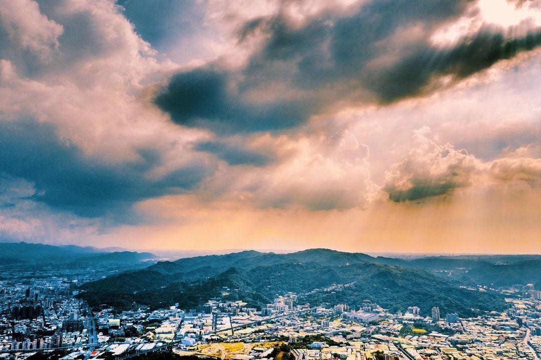 儘管有一層一層厚厚的烏雲，陽光依然能夠穿越它，照亮大地 