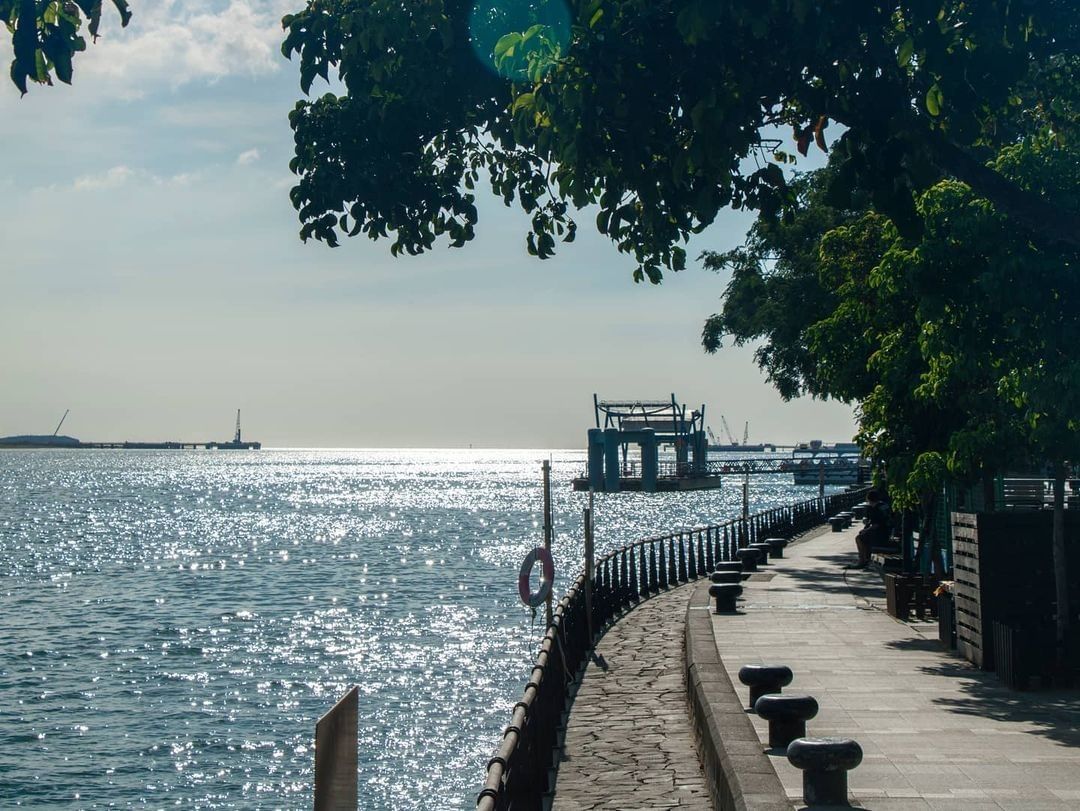 金燦燦的河水，像佈滿了鑽石般，耀眼奪目 