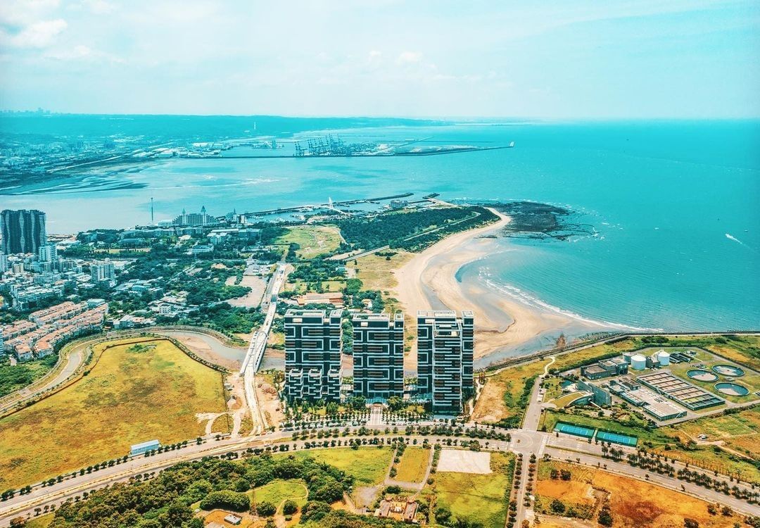 綠意圍繞，遼闊的海景能盡收眼底，為繁忙的城市增添了舒適慢活之感。