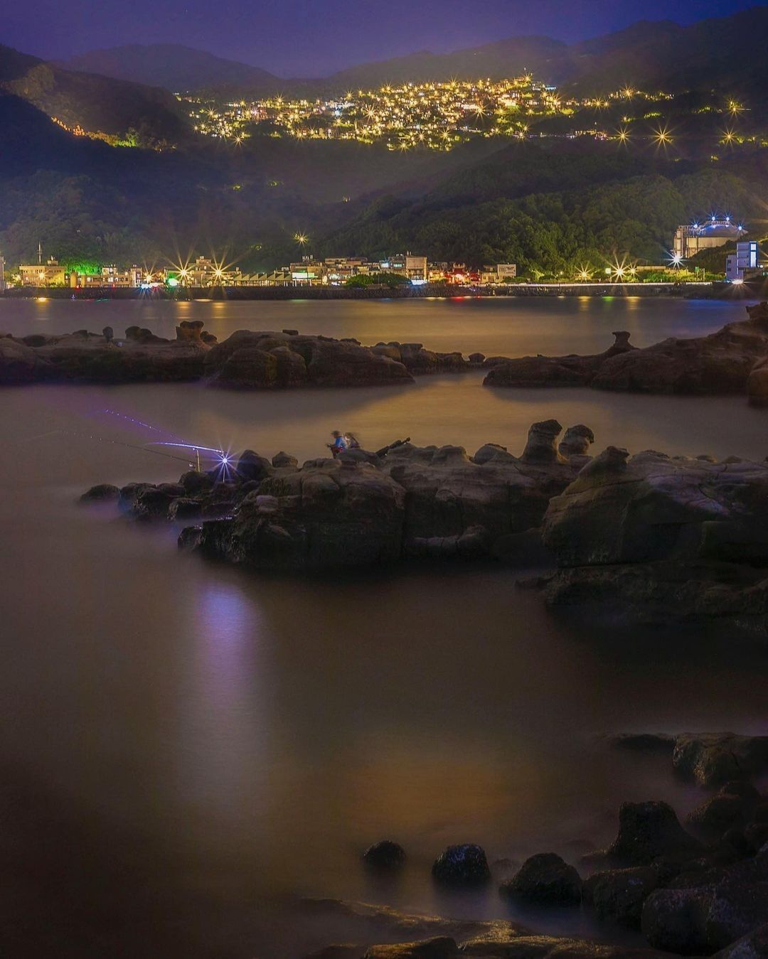 夜幕低垂，華燈初上，這裡搖身一變，成了黃金山城。