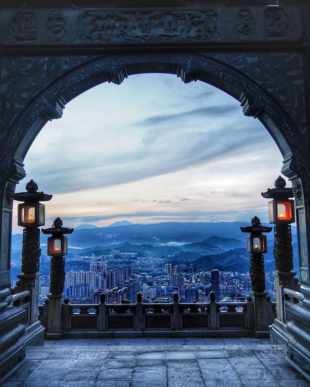 在這莊嚴的廟宇，有寬闊的視野與迷人的景色，感覺多了幾分靈氣與特有的寧靜 