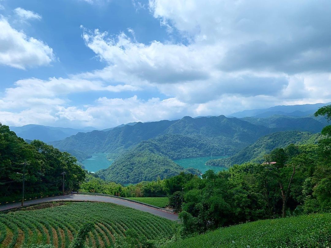 翠綠的山巒，清澈的湖水，層層白雲點綴，這如畫的風景實在是太美啦