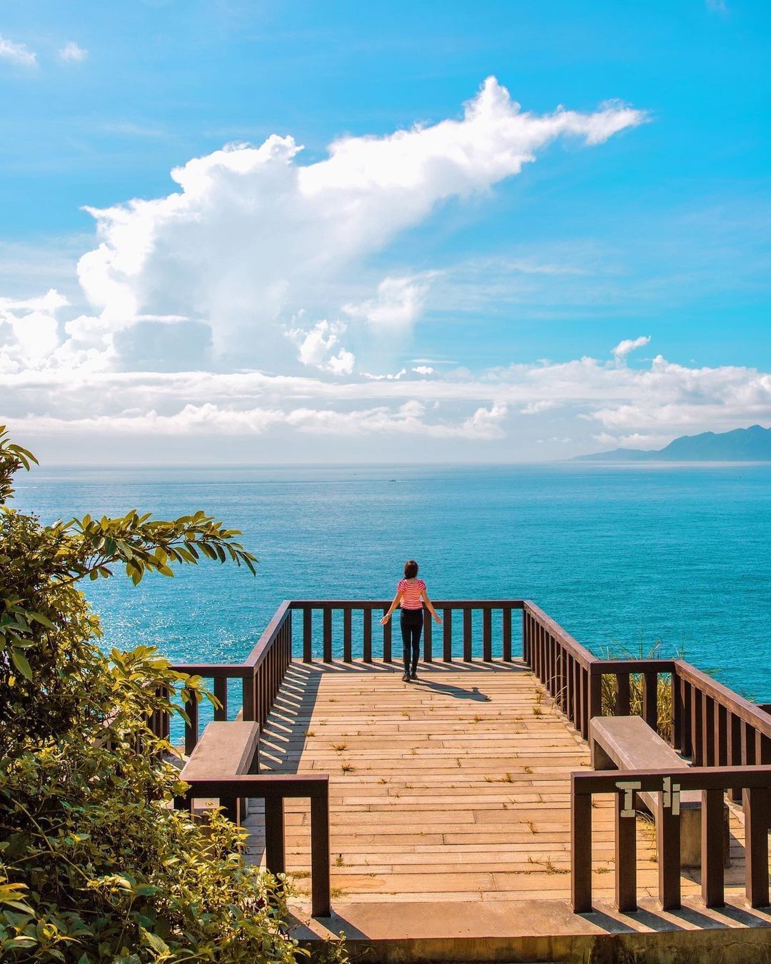 這裡步道平緩，適合全家大小，來到觀景台感受海風輕拂，視野遼闊，是一趟非常放鬆的旅程。