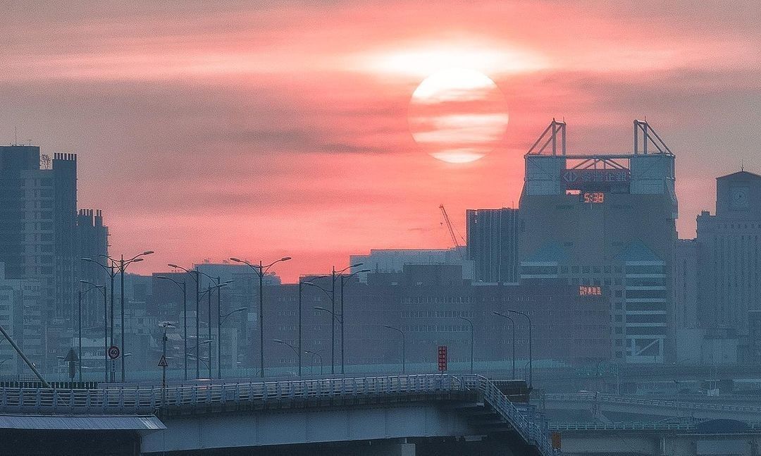 天空好像被橘紅色的顏料染過一樣，能看到這美如畫的景緻，真幸運 