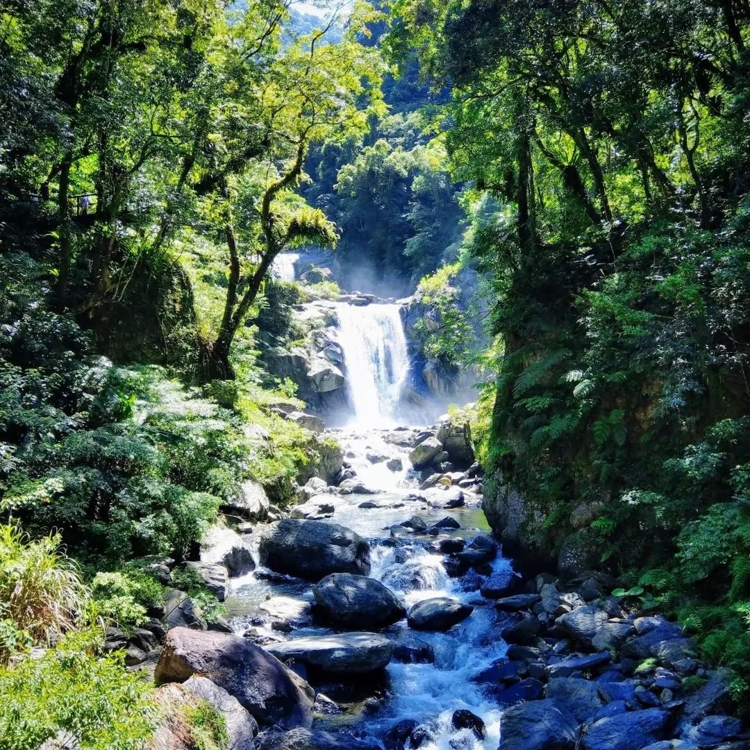 穿過山林，走過蜿蜒的小溪，眼前豁然開朗，