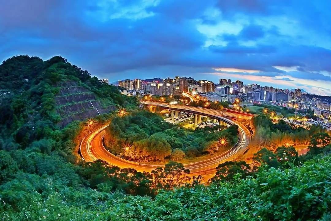 來去的車輛，形成絢麗又夢幻的光軌，如同眼睛一般閃閃發光。