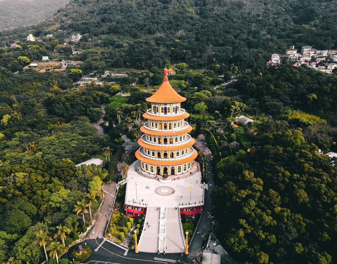 氣勢滂薄雄偉的寶殿，群山圍繞、綠意盎然，吸引許多人前來進香祈福 
