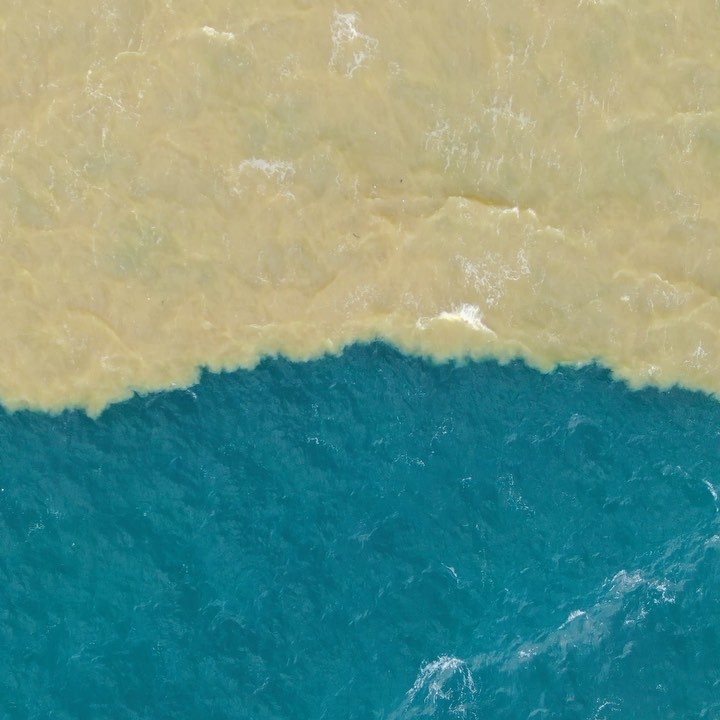 一半金黃、一半碧藍，神秘又奇特的景緻。