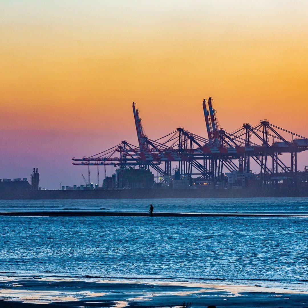 漸層的天與蔚藍的海，宛如畫一般的美景，令然流連忘返。