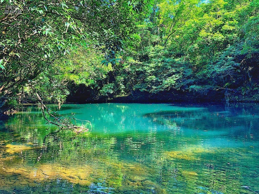 山林景色秀麗，潭水清澈如鏡，宛如人間仙境。
