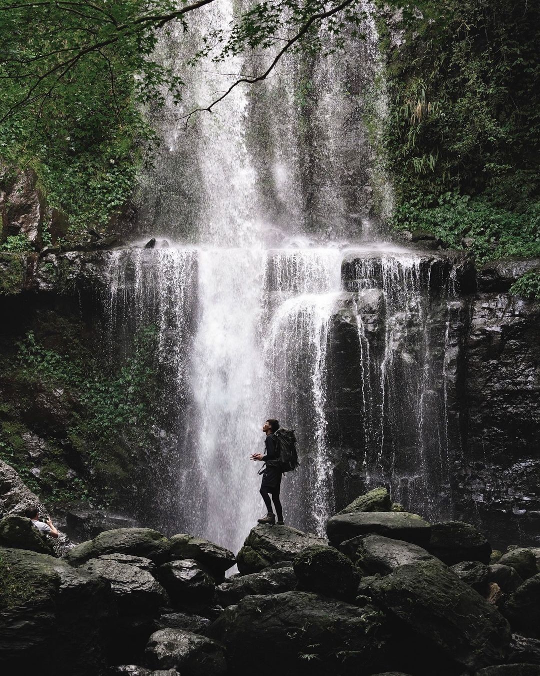 沁涼的瀑布，讓炎熱的夏日得以舒暢，在這寧靜的光，學會與自己獨處。