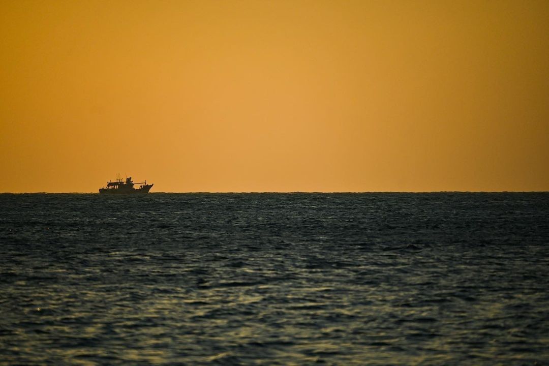 夕陽西下，將天空染橘了，波光粼粼的海，美不勝收