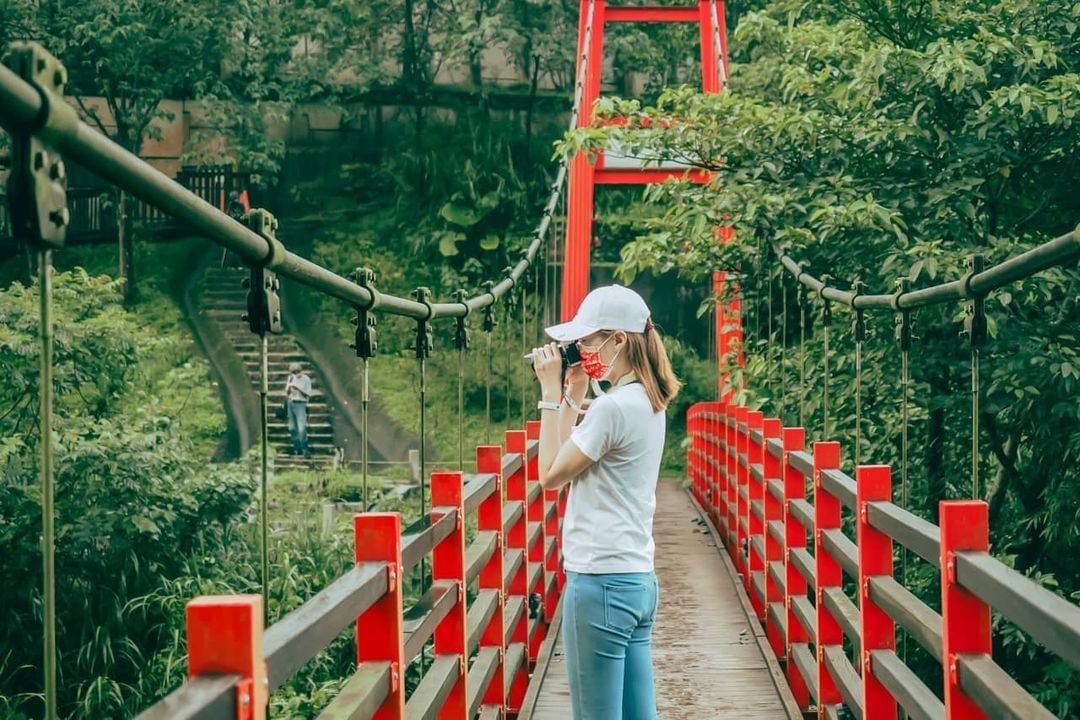 秋風颯爽，漫步山林古道間，享受沐浴森林、盡情吸取芬多精的舒暢感。
