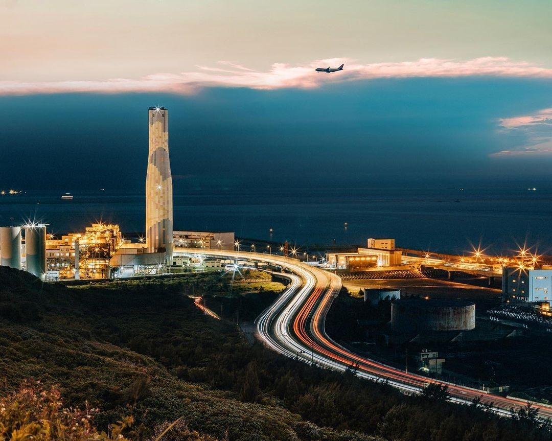 登高遠眺海天的壯闊，即將入夜的城市，寧靜且從容。