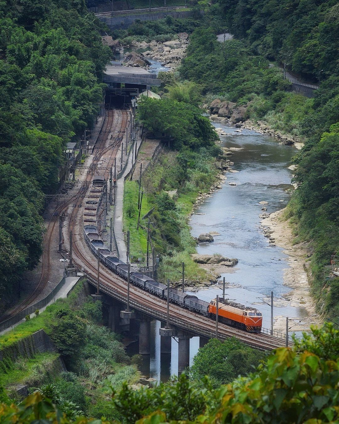 隨著軌道，穿越山林，透過老派且浪漫的方式，漫遊小鎮。