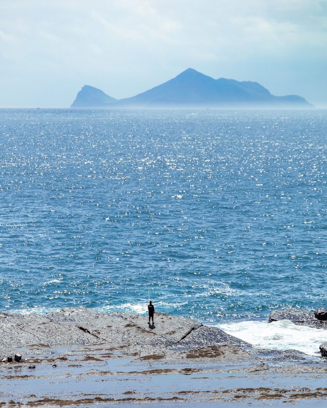 蔚藍寧靜的海面，點點金光盡情的在海上舞動著 